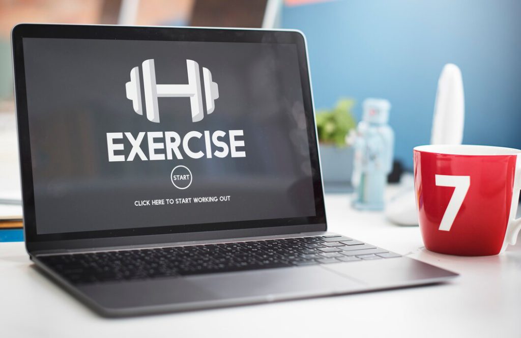 A personal training application on a black laptop. Ready to start.
Source: Freepik